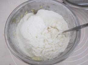 加入过筛后的低筋面粉和玉米淀粉。