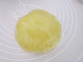 用刮刀拌成团，装入保鲜袋，放冰箱冷藏30分钟。