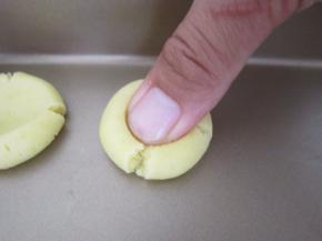 取出后平分成15克左右一个的小球，用母指按扁。