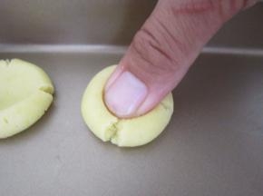 取出后平分成15克左右一个的小球，用母指按扁。