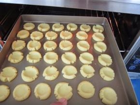 放入预热好的烤箱，180度，中层烤10-18分钟左右，稍微上色就即可。