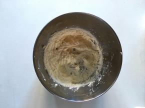 室温软化的黄油中加入细砂糖进行打发至体积稍膨松