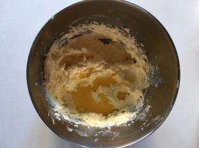 分4次加入打散的蛋液，将黄油打发至体积膨松，颜色变浅（如羽毛状态）