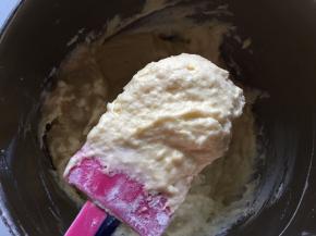 用刮刀由盆底向上翻拌，直至无干粉，面糊状态比较粗糙（不影响后面制作）