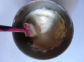 将椰蓉加入翻拌好的面糊中，大致拌匀即可