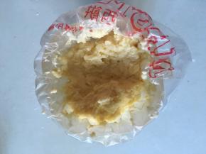 将裱花袋套在一个杯子内，倒入蛋糕面糊