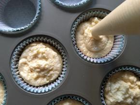 将蛋糕面糊挤入放好的纸杯模具中，至7分满（这里用到的是屋诺UN11005-12连蛋糕模具）