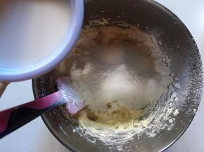 加入一半过筛的粉类和牛奶，用刮刀翻拌均匀；继续加入剩余的一半过筛的粉类和牛奶