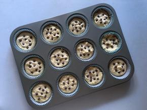 表面放上适量耐烤巧克力豆