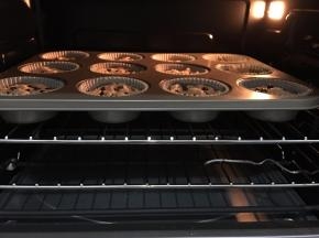 烤箱预热180度，上下火，中层170度烤约25分钟，表面呈金黄色既可出炉