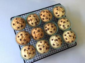 取出烤好的蛋糕，放晾网上放凉即可