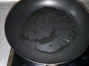 平底锅涂抹适量食用油