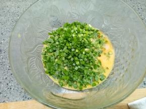 香葱切碎放入蛋液里面