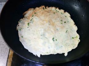 煎到定型以后，翻面再煎另一面。两面金黄色就熟了。