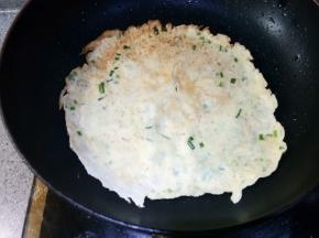 煎到定型以后，翻面再煎另一面。两面金黄色就熟了。