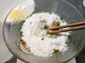 加入面粉，盐，水要缓慢加，调成稀面糊，用勺子舀起来流动性很好。