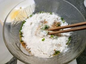 加入面粉，盐，水要缓慢加，调成稀面糊，用勺子舀起来流动性很好。