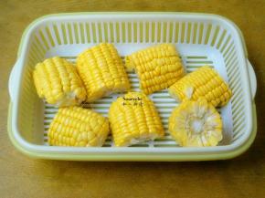 玉米洗净，切段；