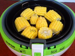 把玉米段放入炸篮中；