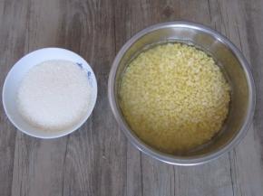 准备好白糖，去皮绿豆提前泡好。