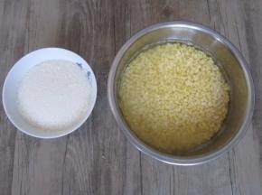 准备好白糖，去皮绿豆提前泡好。