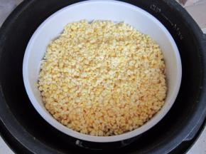 泡好的绿豆放入压力锅内蒸熟。
