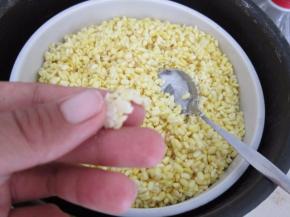 蒸好的绿豆用手轻捏就碎了。