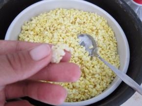 蒸好的绿豆用手轻捏就碎了。