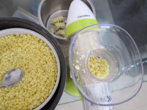 将熟绿豆放入原汁机中摇成泥。