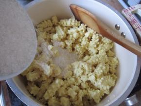 摇好的绿豆放入不沾锅中放入白糖翻炒至糖融化。