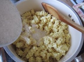 摇好的绿豆放入不沾锅中放入白糖翻炒至糖融化。