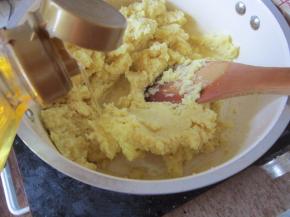 最后在倒入适量的玉米油翻炒几下。