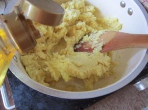 最后在倒入适量的玉米油翻炒几下。