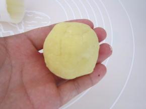 待绿豆不烫手后揉成小团。