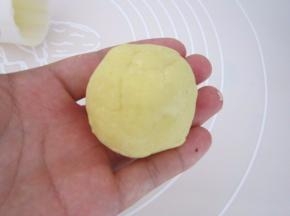 待绿豆不烫手后揉成小团。