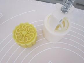 放入涮过油的模具中，倒扣压出饼装。