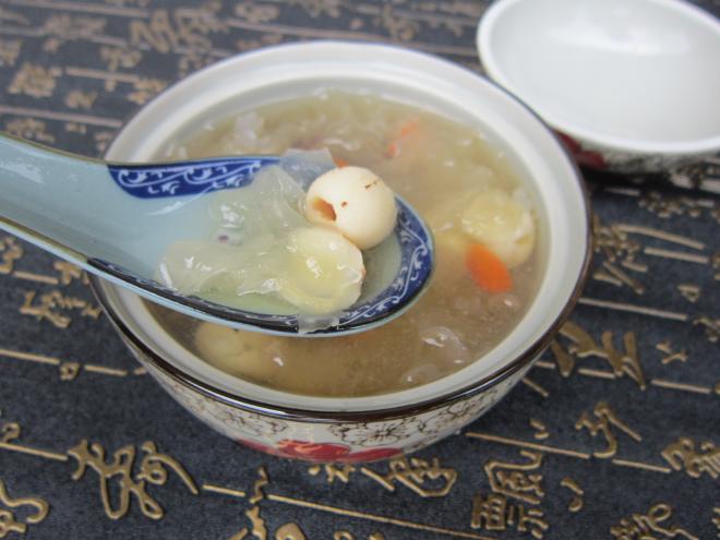 红枣莲子银耳汤