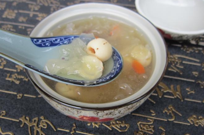 红枣莲子银耳汤