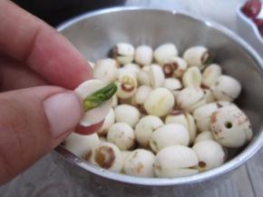 莲子提前泡好去掉苦芯