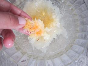 银泡发好剪掉根部硬结撕成小块。