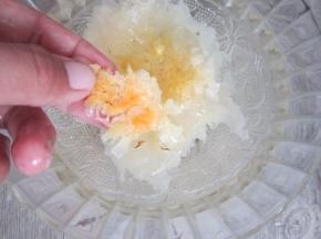 银泡发好剪掉根部硬结撕成小块。