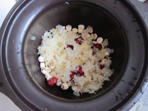 分别将银耳莲子红枣放入炖蛊中。