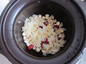 分别将银耳莲子红枣放入炖蛊中。