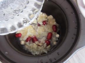 倒入适量的清水。