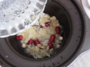 倒入适量的清水。