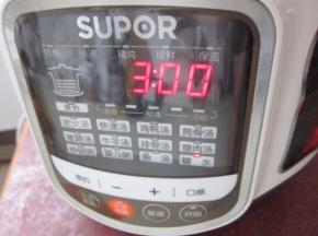 插上电源炖锅选项，选择“糖水”默认3小时。