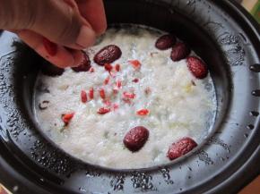 煮好后放适量的枸杞即可。