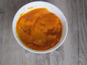 南瓜去皮蒸熟。