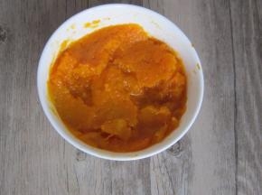 南瓜去皮蒸熟。