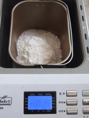 依次将：南瓜泥、水、鸡蛋、面粉、白糖、盐、酵母投入面包桶选择“和面”程序。